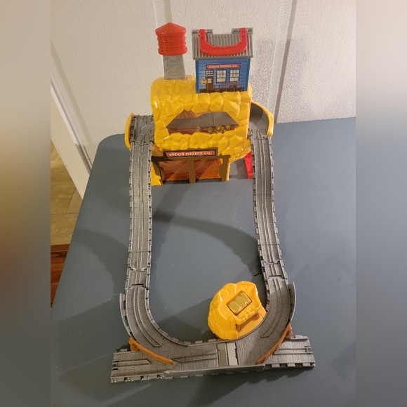 Thomas & Friends Sodor Mining Co Rumbling Gold Mine Track Playset Take-n-Play - Picture 2 of 4